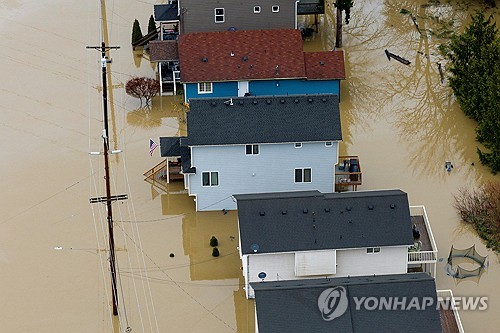 미국 워싱턴주 스노호미시 지역에 대기천 현상으로 인한 폭우에 따른 홍수가 발생해 주택들이 물에 잠겨 있다.
